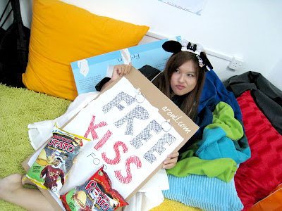 Nicole showing how it should be done....hehe...Nicole is Ebbiillllll lol, she gets inspired in the weirdest manners. We just fed her odd stuff to do with the signboards. haha. All in good fun eh?