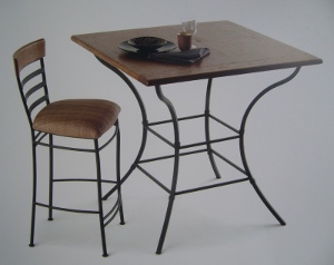 Table carrée piètement fer forgé