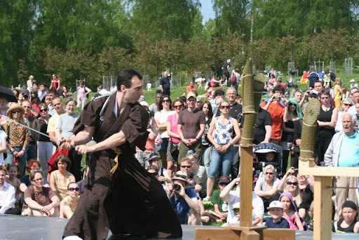 Osuma ja katsojat saivat väistellä lentäviä päreitä