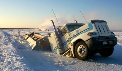 [Truck Goes Under Snow[4].jpg]