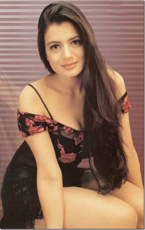 Amisha Patel Hot cleavage 13