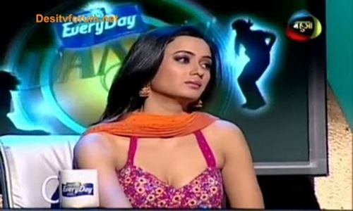 Shweta Tiwari Show her Hot Cleavage 2