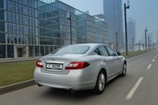 Infiniti M35h  posteriore