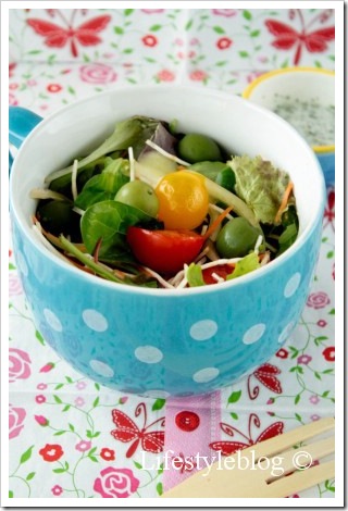 Articole culinare : Salata “buchet de legume” cu sos de iaurt / Vegetable bouquet salad with yoghurt dressing