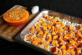 Préparation du porridge de potimarron et avoine, brosse à légumes pour nettoyer le potimarron cuit à la vapeur avec sa peau