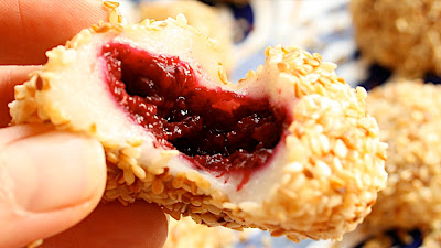 Sesame mochi (forest fruit filling)