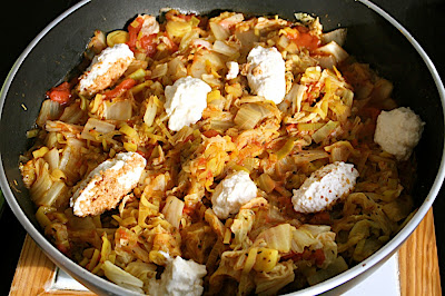 Poireaux et chou chinois sautés sauce tomate fromage de soja frais et goma-miso