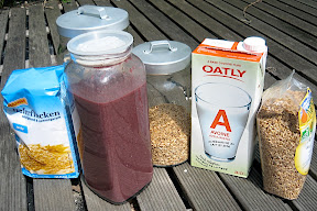 Avoine (oats) : petits flocons, lait frais mélange de grains d'avoine et de riz interdit (forbidden rice) qui donnent la belle couleur violette, grains d'avoine bio dépilicullés (à germer), lait d'avoine bio (eau, 10% avoine, sel marin)