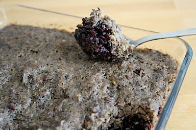 mousse de lentilles vertes et graines de lin sur gâteau de riz violet, cuisson vapeur