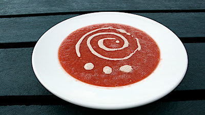 Soupe froide à la tomate, sauce créméuse aux noix
