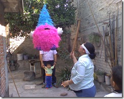 Una piñata pegandole a otra piñata, gracias a Dios Roxana no se vistio de rosa.