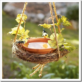 easy-wreath-birdbath-craft-photo-420-FF0509GARDA04