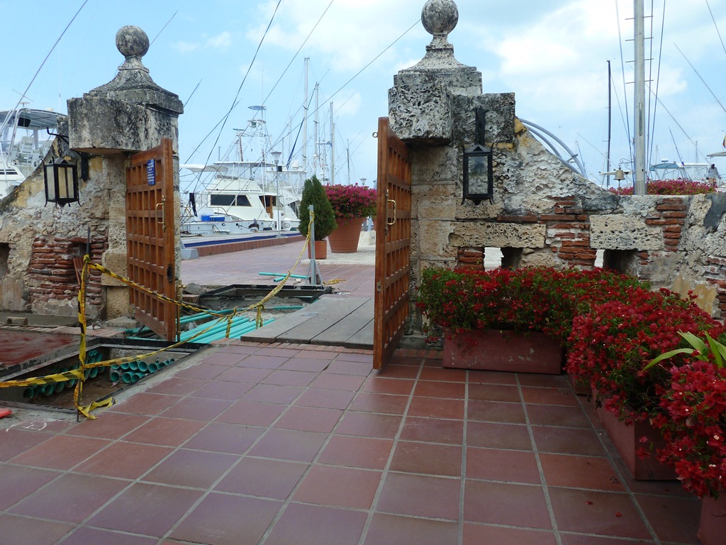 [P1020236tantalizing view into club de pesca[4].jpg]