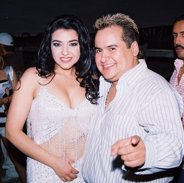 con sus amigos