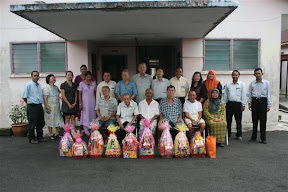 Bergambar bersama penghuni
