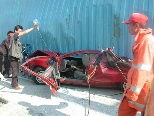 Reasons not to drive close to container trucks Reasons not to drive close to container trucks