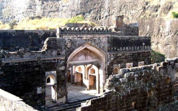 [2. Daulatabad Fort - Historical Place in India (3)[3].jpg]