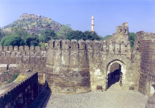 [4.Daulatabad Fort - Historical Place in India (4)[3].jpg]
