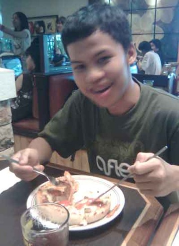 septian-makan-pizza,fujianto-maknyus septian-makan-pizza,fujianto-maknyus