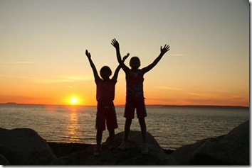 handsraisedtosun