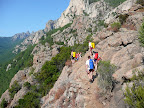 Marche d'approche du canyon avec vue sur les aiguilles et le col de Bavella.