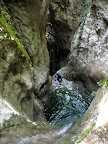 Ce canyon est original, succession de sauts, de vasques suspendues...