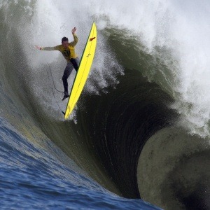 [ion-banner-perde-o-controle-da-prancha-em-campeonato-de-ondas-gigantes-em-half-moon-na-california-1266096592133_300x300[1][3].jpg]