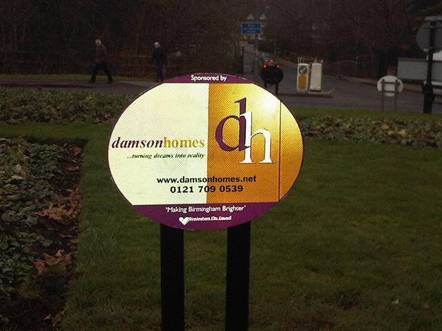 [DamsonsRoundaboutsignsarereflectivef[2].jpg]
