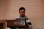 lectura con el texto al fondo