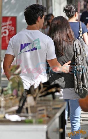 [taylor-selena-date-10-18may09[2].jpg]