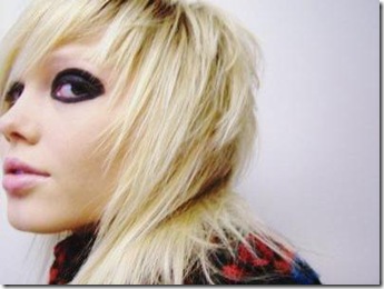 Emo loira com cabelo repicado Emo loira com cabelo repicado