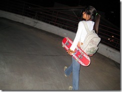 morena com skate na mao