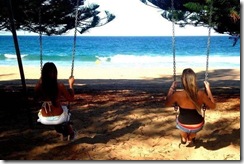 amigas-gangorra-praia