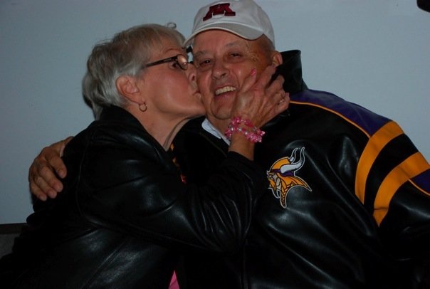 [mom kissing dad[2].jpg]