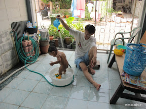 พู่กันเล่นน้ำกับพ่อ