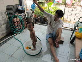 พู่กันเล่นน้ำกับพ่อ