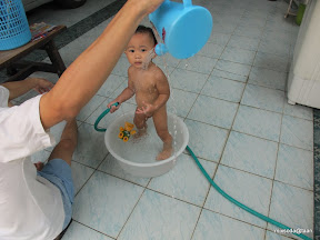 พู่กันเล่นน้ำกับพ่อ