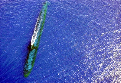 USS_Chicago_(SSN_721)_at_periscope_depth_off_Malaysia