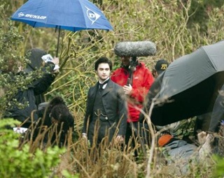 daniel-radcliffe-on-the-woman-in-black-set_467x372
