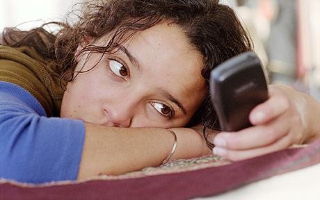 [girl-bed-texting[5].jpg]