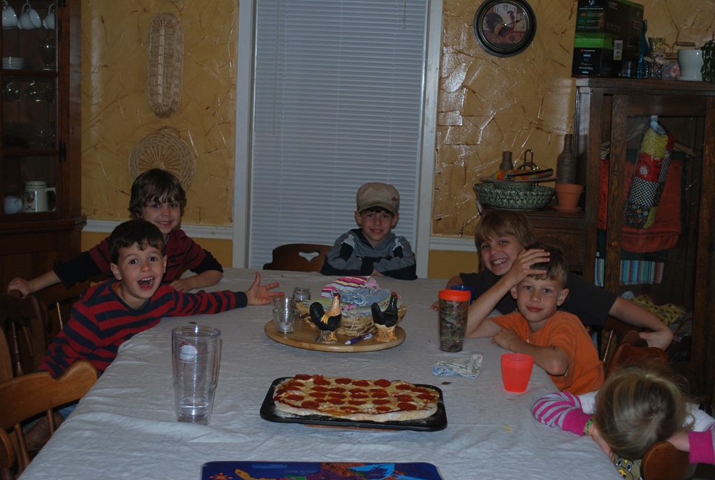 [6 hungry kids and 1 pizza[7].jpg]