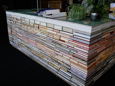 LibraryDeskMadefromBooks4 ¡Házlo tú mismo!: Decora tu casa con objetos reciclados