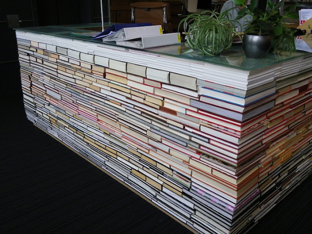 LibraryDeskMadefromBooks4 Hazlo tú mismo: mostrador con libros reciclados