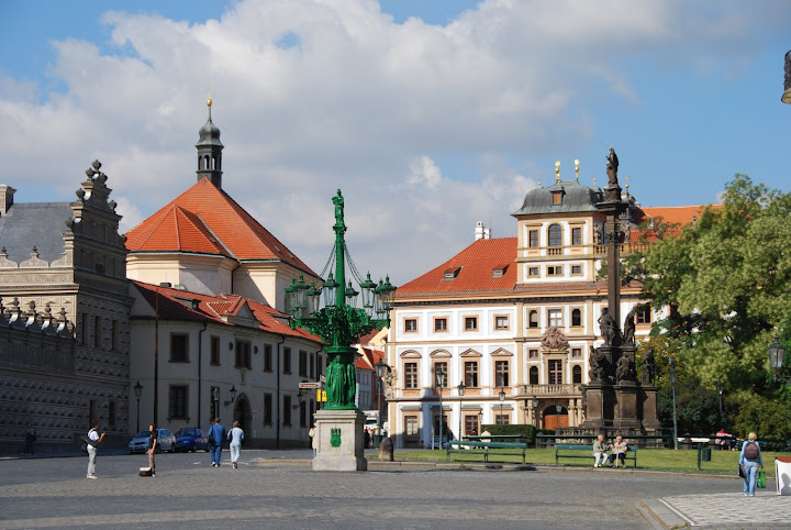 哈德恰尼廣場 (Hradčansk&eacute; N&aacute;mĕst&iacute;) 上的景色。