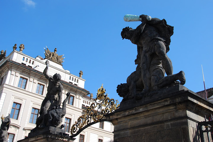 布拉格城堡前院搏鬥中的巨人 (Battling Titans) 雕像。