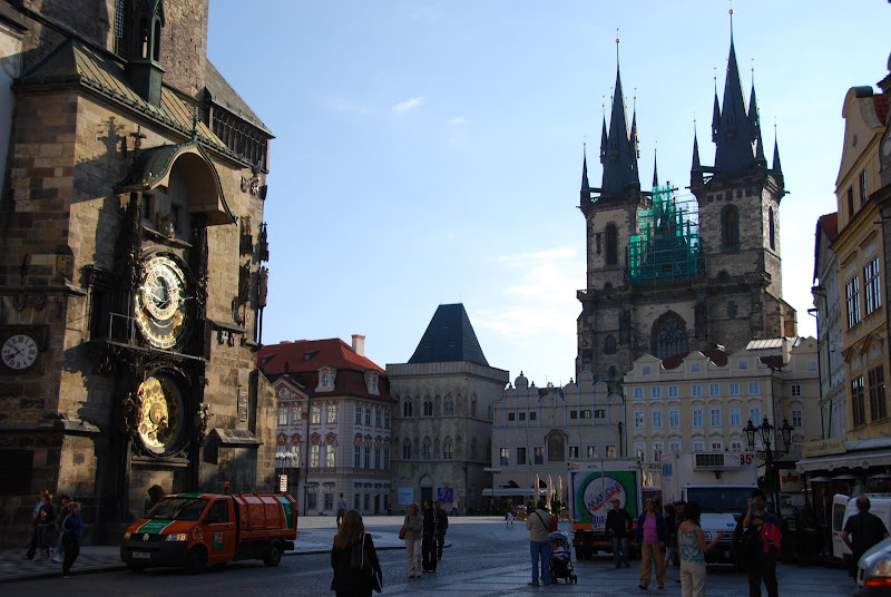 清晨的布拉格舊城廣場。
