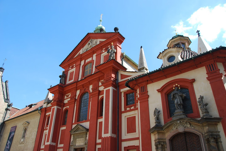 轉入長巷前，會先經過聖喬治教堂 (Basilica of St. Jiři)。