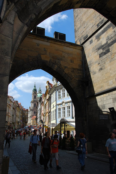 查理士大橋小區橋塔 (Malostransk&eacute; Mosteck&eacute; Veze) 旁的城鎮景致。