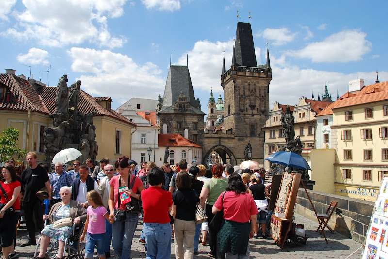 遊伏爾他瓦河前，初探查理士大橋，周遭盡是人潮與攤販。