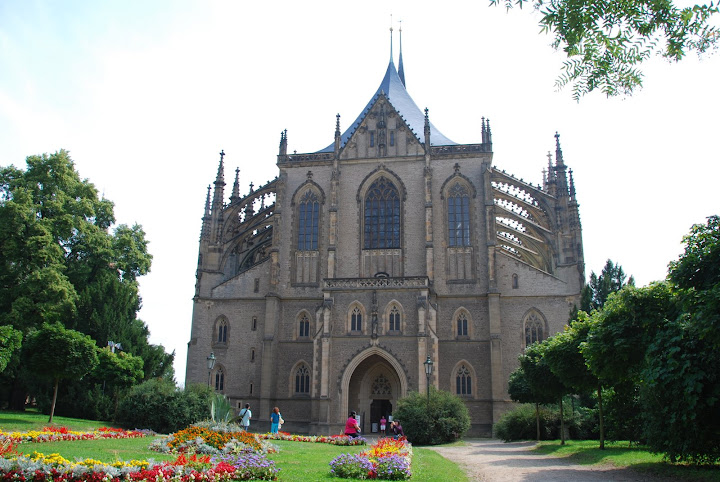 宏偉莊嚴的聖巴巴拉教堂。